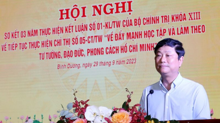 Phó Bí thư Tỉnh ủy, Chủ tịch Ủy ban nhân dân tỉnh Bình Dương Võ Văn Minh phát biểu ý kiến tại hội nghị.