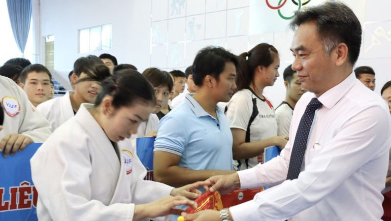 Phó Chủ tịch Ủy ban nhân dân tỉnh Bình Dương Nguyễn Lộc Hà trao tặng cờ lưu niệm cho các đoàn tham dự giải.