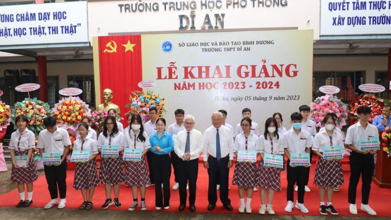 Lãnh đạo tỉnh Bình Dương và lãnh đạo thành phố Dĩ An trao học bổng cho học sinh tiêu biểu xuất sắc.