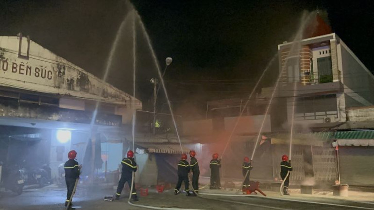 Tình huống lực lượng phòng cháy, chữa cháy dập tắt hoàn toàn đám cháy của buổi diễn tập.