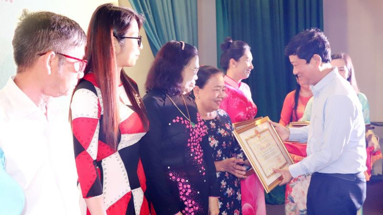 Phó Bí thư Tỉnh ủy, Chủ tịch Ủy ban nhân dân tỉnh Bình Dương Võ Văn Minh trao tặng Bằng khen cho các cá nhân.