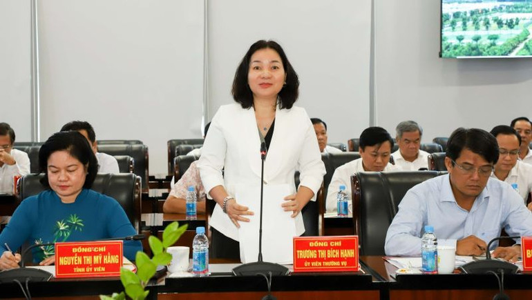 Các đại biểu tham dự hội nghị trình bày tham luận.