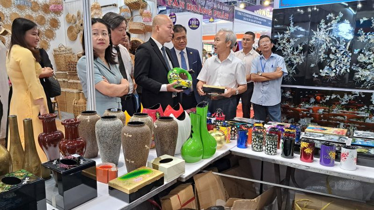 Gian hàng trưng bày sản phẩm thủ công mỹ nghệ của doanh nghiệp Bình Dương