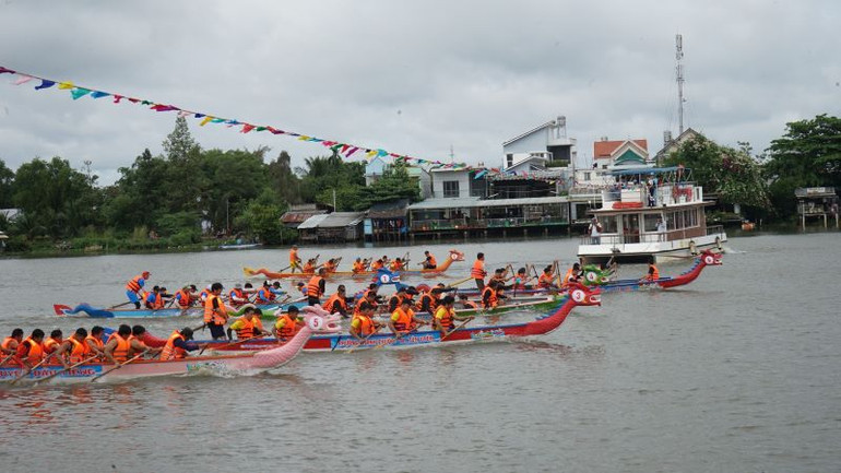 Các đội thuyền tranh tài sôi nổi.