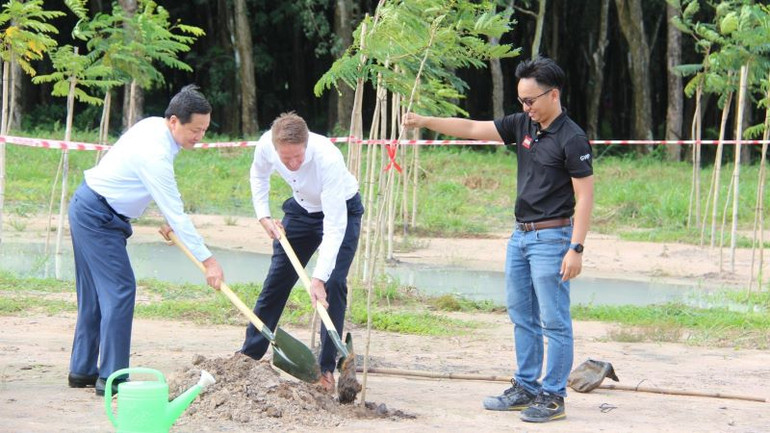 Phó Thủ tướng Lê Minh Khái (bên trái) trồng cây tại buổi lễ.