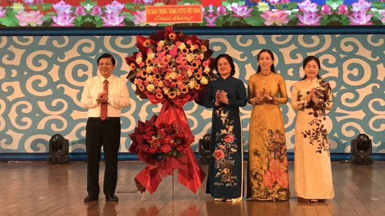 Phó Chủ tịch Ủy ban Trung ương Mặt trận Tổ quốc Việt Nam Nguyễn Hữu Dũng trao tặng hoa chúc mừng hội nghị.