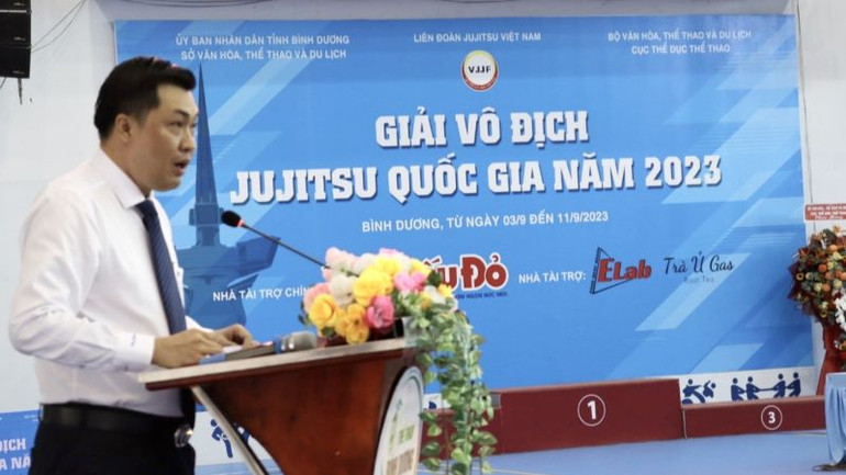 Trưởng Ban Tổ chức giải Cao Văn Chóng phát biểu ý kiến tại Lễ khai mạc.