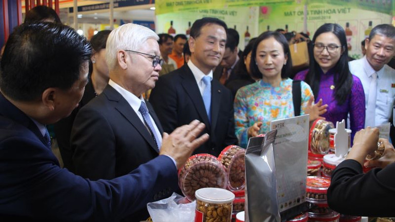 Bí thư Tỉnh ủy Bình Dương Nguyễn Văn Lợi và Thống đốc tỉnh Yamaguchi (Nhật Bản) Muraoka Tsugumasa (thứ 2 và thứ 3 từ trái sang) tham quan Hội chợ Công thương vùng Đông Nam Bộ - Bình Dương năm 2023.