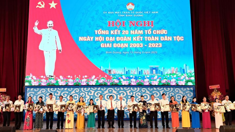 Lãnh đạo Trung ương Mặt trận Tổ quốc Việt Nam và lãnh đạo tỉnh Bình Dương biểu dương, trao Bằng khen của Chủ tịch Ủy ban nhân dân tỉnh cho các tập thể và cá nhân.