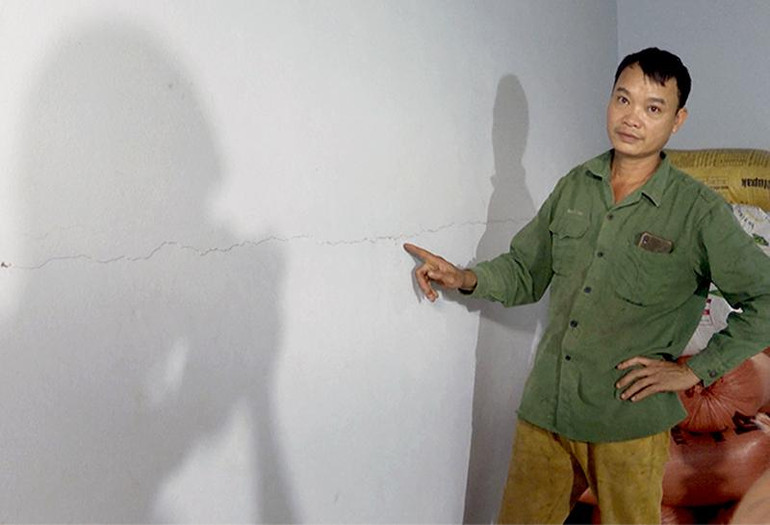 Vết nứt trong nhà ông Ngô Văn Sáng, thôn Hồng Tiến, xã Thượng Ấm, huyện Sơn Dương, tỉnh Tuyên Quang.