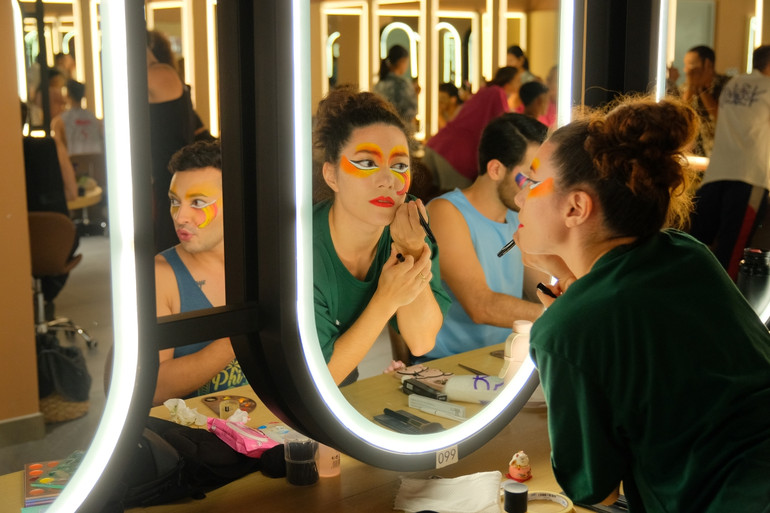 Hậu trường các diễn viên chuẩn bị kỹ lưỡng cho các buổi tổng duyệt trước show diễn. Hậu trường các diễn viên chuẩn bị kỹ lưỡng cho các buổi tổng duyệt trước show diễn.