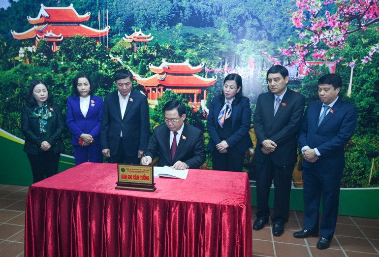 Chủ tịch Quốc hội Vương Đình Huệ ghi sổ cảm tưởng tại Khu di tích Quốc gia đặc biệt ATK Định Hóa.