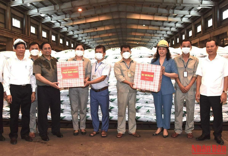 Thủ tướng Phạm Minh Chính tặng quà cho công nhân nhà máy.