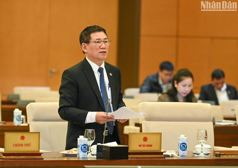 Bộ trưởng Tài chính Hồ Đức Phớc trình bày tờ trình tại phiên họp. (Ảnh: Duy Linh)
