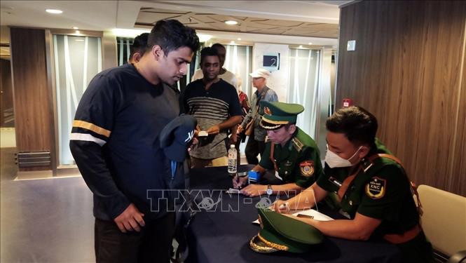 Ban Chỉ huy Biên phòng Cửa khẩu cảng Bà Rịa-Vũng Tàu đóng dấu thẻ đi bờ cho du khách. (Ảnh: TTXVN)