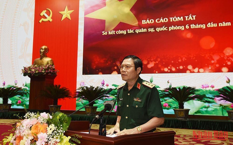 Thượng tướng Nguyễn Tân Cương, Tổng Tham mưu trưởng Quân đội nhân dân Việt Nam, Thứ trưởng Quốc phòng phát biểu tại Hội nghị. (Ảnh: TRẦN HẢI)