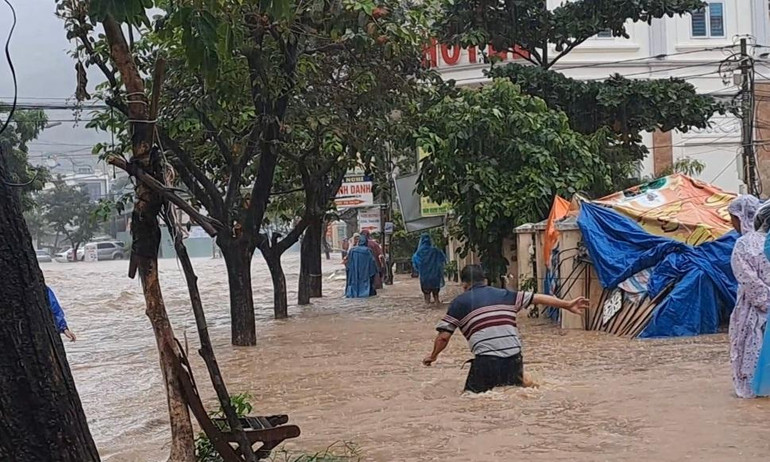 Người dân, phương tiện rất khó khăn trong quá trình di chuyển