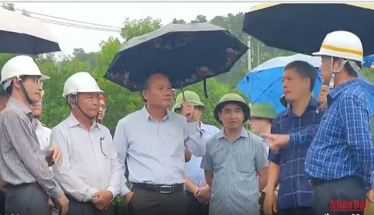 Bộ trưởng Lê Minh Hoan (ngoài cùng bên phải) kiểm tra hồ chứa nước Phú Ninh