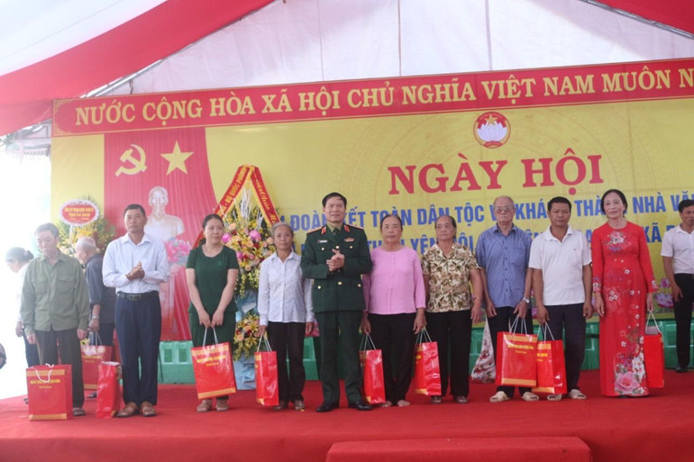 Thượng tướng Nguyễn Tân Cương tặng quà các đối tượng gia đình chính sách.