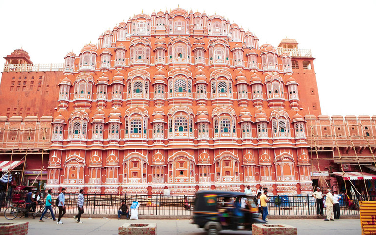 Cung điện nổi tiếng Hawa Mahal ở Jaipur là điểm tham quan không thể bỏ qua khi đến thăm thành phố. (Ảnh: LonelyPlanet)