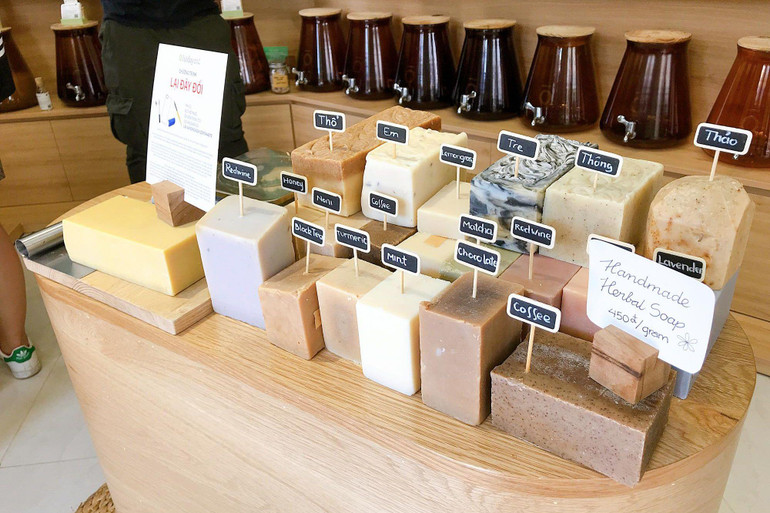 Lại Đây Refill Station theo đuổi và lan tỏa lối sống xanh tới giới trẻ. (Ảnh: Booking.com)