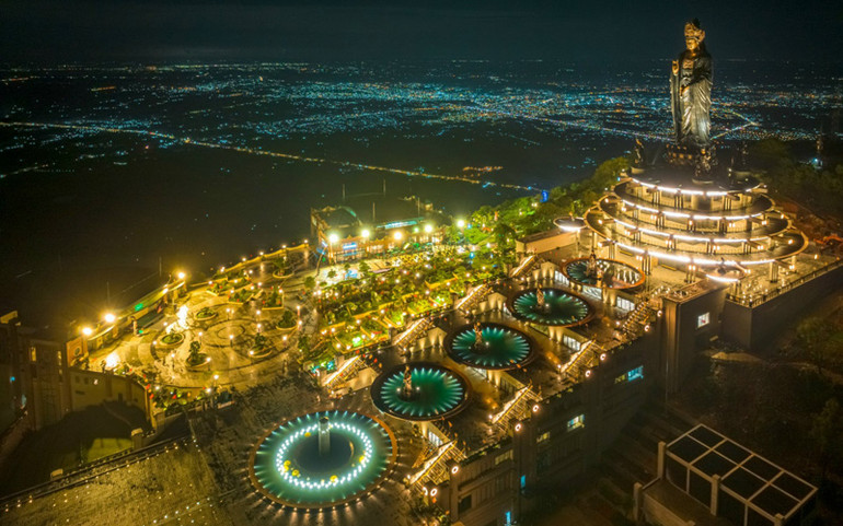 Núi Bà Đen-điểm đến mang tính biểu tượng của Tây Ninh. (Ảnh: Lê Việt Khánh)