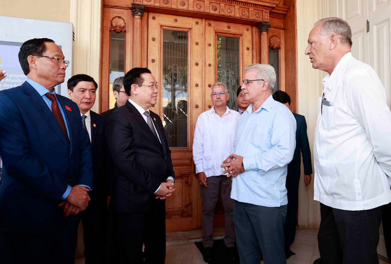 Chủ tịch Quốc hội Vương Đình Huệ và Đoàn đại biểu cấp cao Quốc hội Việt Nam tới thăm Trung tâm Fidel Castro Ruz. (Ảnh: Doãn Tấn/TTXVN)