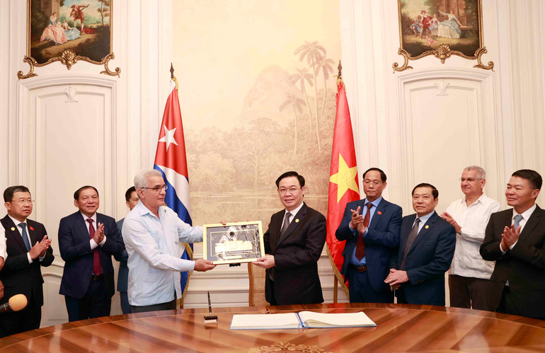 Chủ tịch Quốc hội Vương Đình Huệ tặng quà lưu niệm Trung tâm Fidel Castro Ruz. (Ảnh: Doãn Tấn/TTXVN)