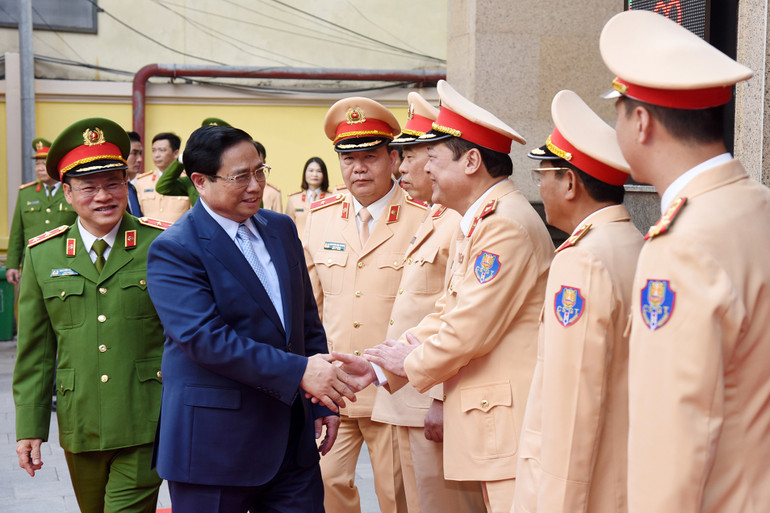 Thủ tướng Phạm Minh Chính với lãnh đạo Cục Cảnh sát giao thông.