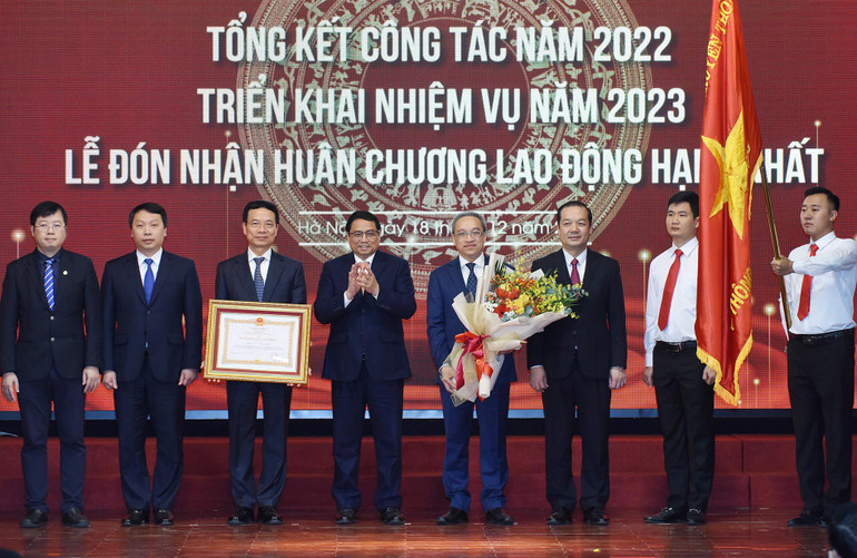 Thủ tướng Phạm Minh Chính trao Huân chương Lao động hạng Nhất của Chủ tịch nước tặng Bộ Thông tin và Truyền thông.