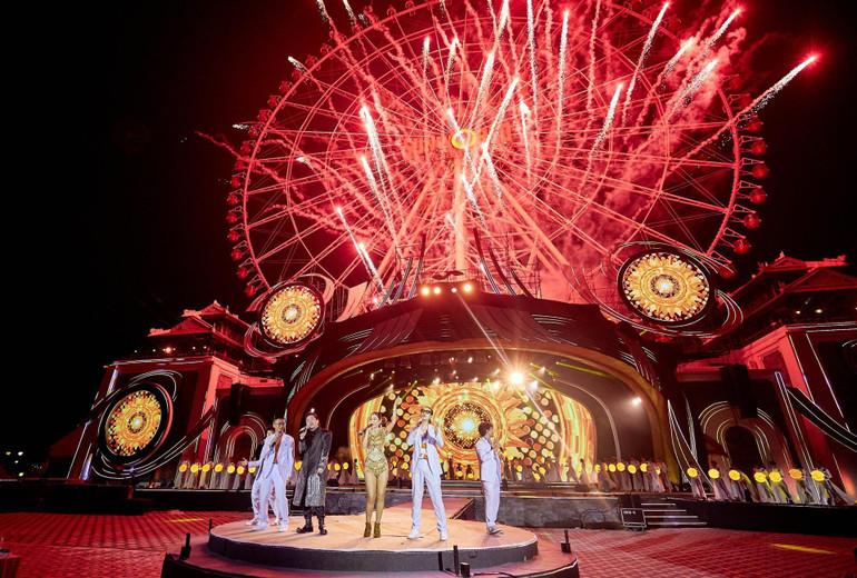 Đại nhạc hội Take me to the sun với màn trình diễn pháo hoa mãn nhãn tại Đà Nẵng.