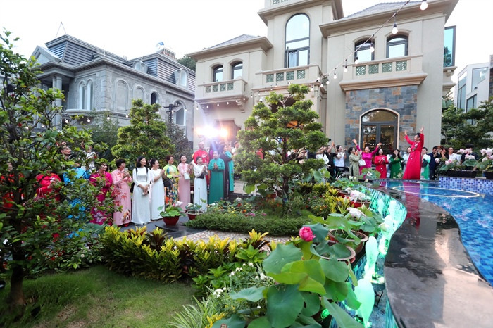 Vẻ đẹp của những tà áo dài thêm tha thướt trong không gian sen tinh khôi. Vẻ đẹp của những tà áo dài thêm tha thướt trong không gian sen tinh khôi.