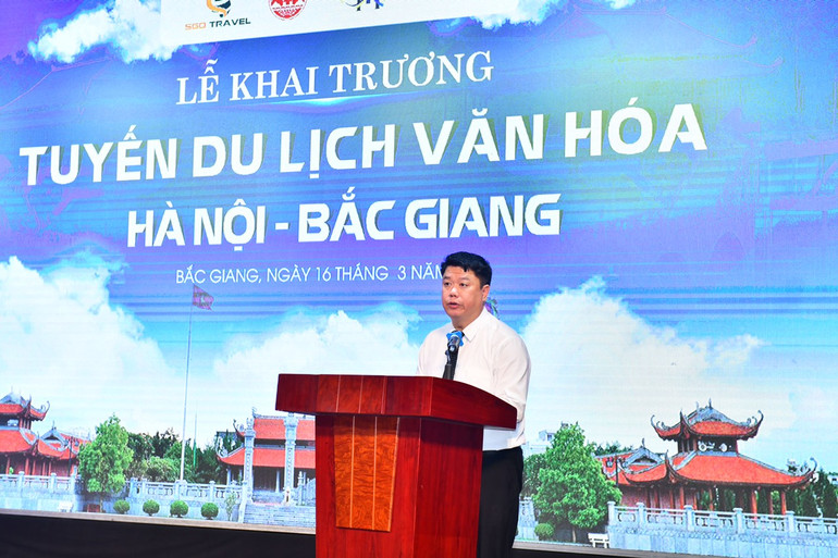 Ông Đỗ Tuấn Khoa, Phó Giám đốc Sở Văn hóa, Thể thao và Du lịch tỉnh Bắc Giang phát biểu tại lễ khai trương tuyến du lịch văn hóa Hà Nội - Bắc Giang. (Ảnh: ĐĂNG KHOA)