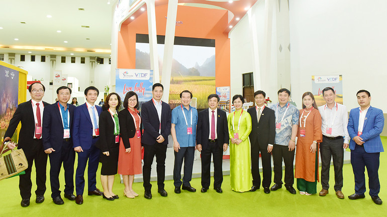 Thứ trưởng Văn hóa, Thể thao và Du lịch Đoàn Văn Việt cùng Phó Tổng cục trưởng Tổng cục Du lịch Hà Văn Siêu thăm gian hàng du lịch Việt Nam. (Ảnh: Tổng cục Du lịch)