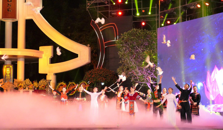 Thả chim bồ câu hòa bình tại điểm cầu Hà Giang kết thúc chương trình cầu truyền hình "Khúc tráng ca hòa bình". (Ảnh: KHÁNH TOÀN)