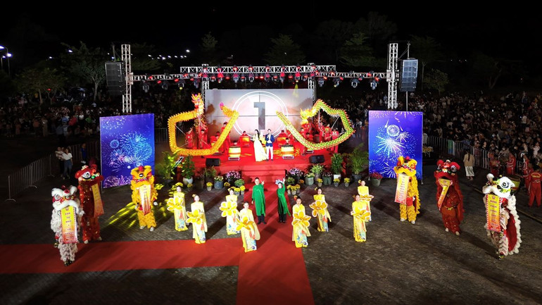 Chương trình nghệ thuật “Chào 2024: Tây Ninh - Hành trình rực rỡ". (Ảnh: Sun World Ba Den Mountain)