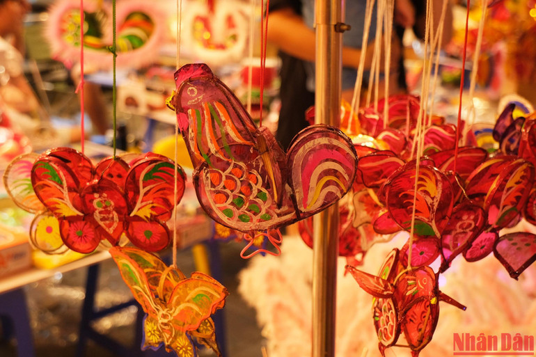 Đồ chơi Trung thu truyền thống vẫn được ưa chuộng.