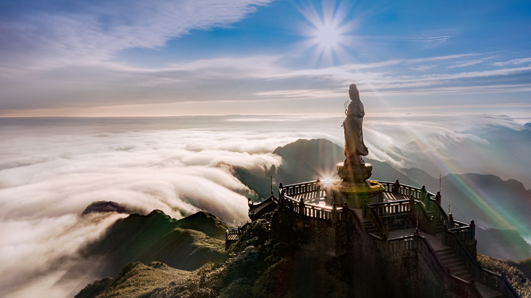 Đỉnh thiêng Fansipan mùa mây phủ. (Ảnh: ĐÀO CẢNH)