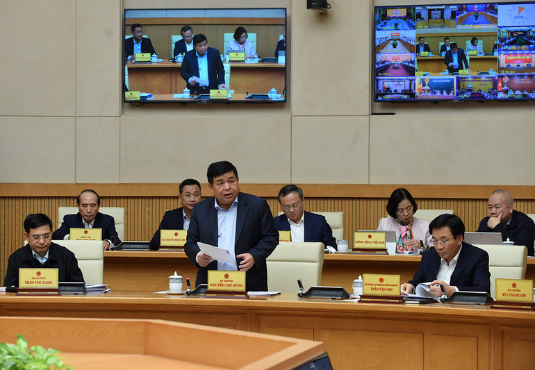 Bộ trưởng Kế hoạch và Đầu tư Nguyễn Chí Dũng báo cáo tại phiên họp.