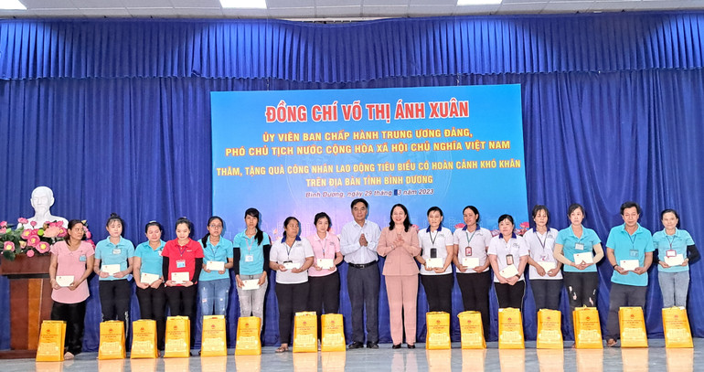 Phó Chủ tịch nước Võ Thị Ánh Xuân và lãnh đạo tỉnh Bình Dương trao tặng quà cho công nhân lao động tiêu biểu.