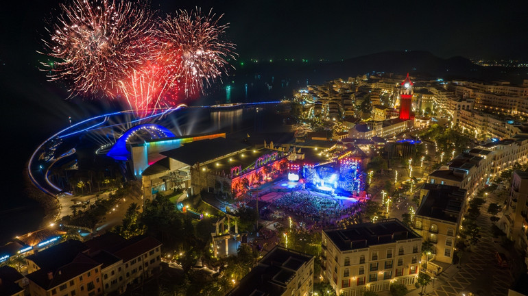 Thị trấn Sunset Town, Phú Quốc bừng sức sống dịp Tết này.