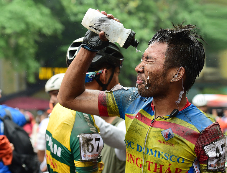 Do thời tiết không thuận lợi đã gây khó khăn cho các vận động viên tham dự cuộc thi.