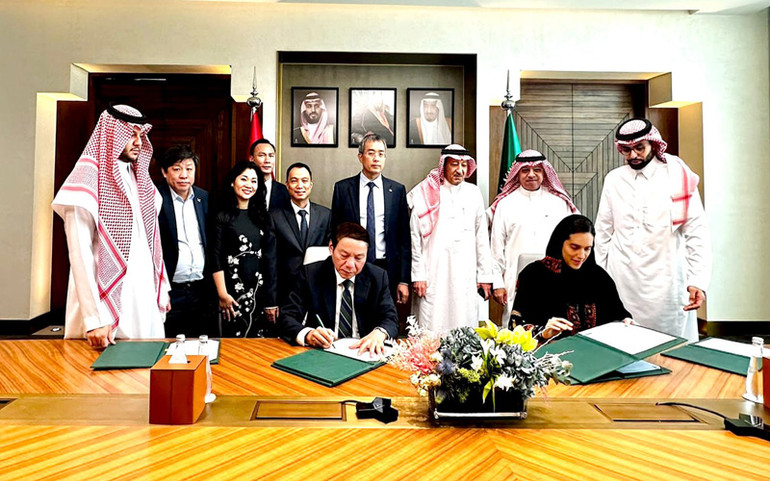 Bộ trưởng Văn hóa, Thể thao và Du lịch Nguyễn Văn Hùng và Công chúa Haifa bint Mohammed Al-Saud, Thứ trưởng Du lịch Saudi Arabia ký kết Chương trình hành động. (Ảnh: Bộ Văn hóa, Thể thao và Du lịch)