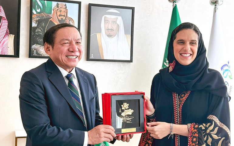 Bộ trưởng Văn hóa, Thể thao và Du lịch Nguyễn Văn Hùng trao quà cho Công chúa Haifa bint Mohammed Al-Saud, Thứ trưởng Du lịch Saudi Arabia. (Ảnh: Bộ Văn hóa, Thể thao và Du lịch)