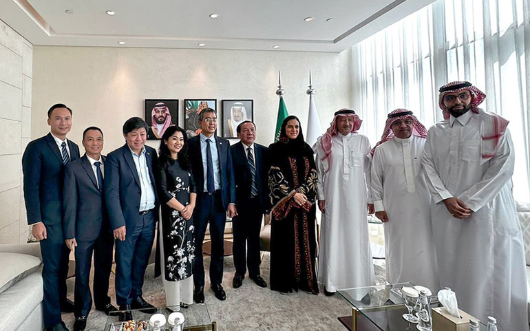 Các đại biểu hai bên chụp ảnh lưu niệm sau lễ ký kết. (Ảnh: Bộ Văn hóa, Thể thao và Du lịch)