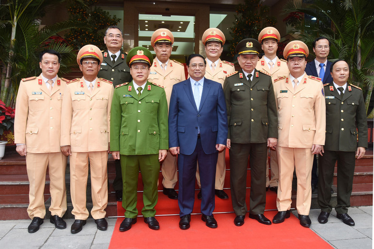 Thủ tướng Phạm Minh Chính với lãnh đạo Bộ Công an, lãnh đạo Cục Cảnh sát giao thông.