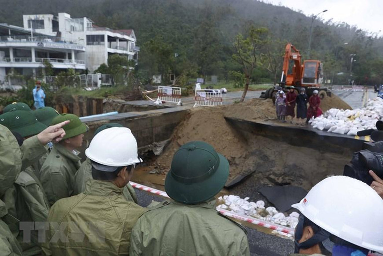 Công tác khắc phục thiệt hại các công trình hạ tầng tại điểm sạt cuối đường Lê Văn Lương, Hoàng Sa, phường Thọ Quang, quận Sơn Trà. (Ảnh: Thống Nhất/TTXVN)