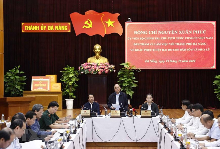 Chủ tịch nước Nguyễn Xuân Phúc phát biểu tại buổi làm việc với lãnh đạo thành phố Đà Nẵng về tình hình khắc phục thiệt hại do bão số 5 và mưa lũ gây ra. (Ảnh: Thống Nhất/TTXVN)