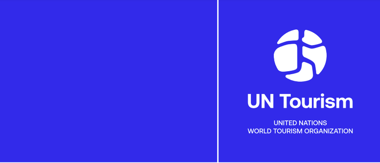 Logo mới phản ánh sự nhấn mạnh của UN Tourism vào tính chất năng động của du lịch và đặt con người lên hàng đầu. (Ảnh: UN Tourism)