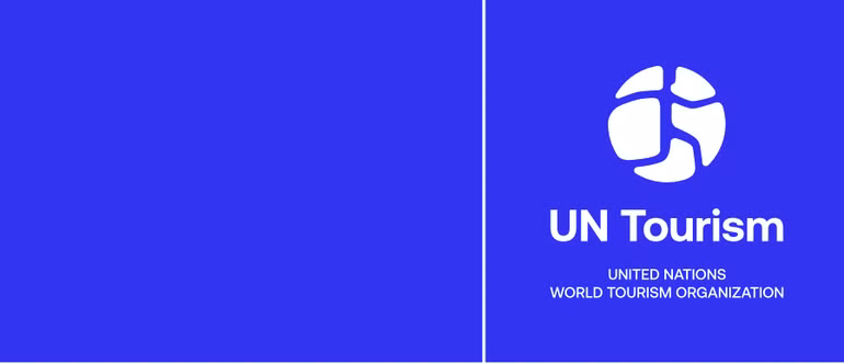 Logo mới phản ánh sự nhấn mạnh của UN Tourism vào tính chất năng động của du lịch và đặt con người lên hàng đầu. (Ảnh: UN Tourism)